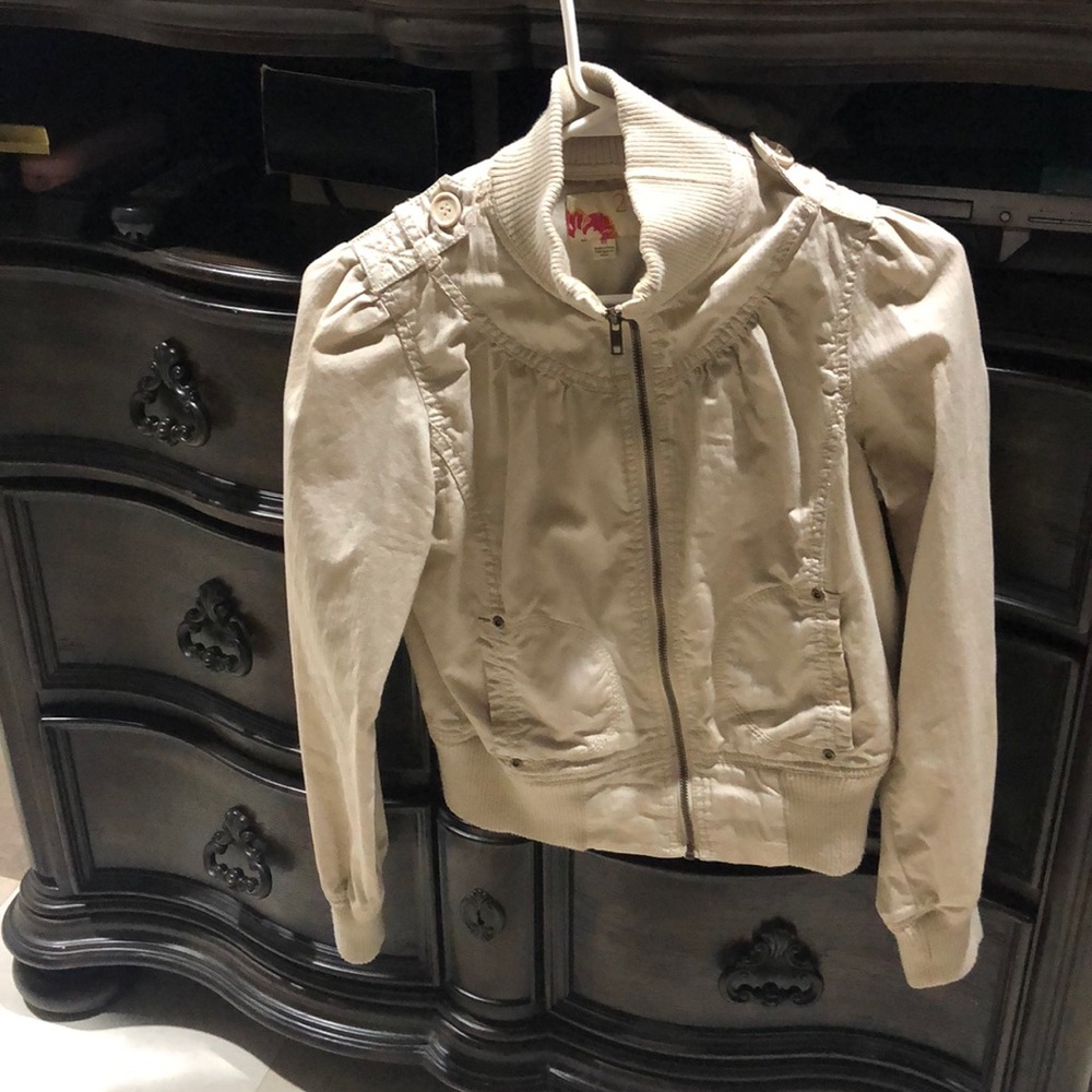 Light tan jacket, perfect for spring.